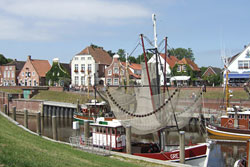 Krabbenkutter im Hafen von Greetsiel