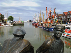 An der Hafenpromenade in Neuharlingersiel