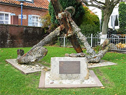 An der Hafenpromenade in Neuharlingersiel