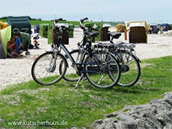 Kutter und Fähre im Hafen Neuharlingersiel